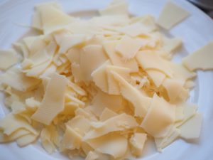 low-or-reduced-fat-cheese-foods-that-benefit-your-dog